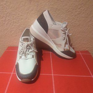 Shoe/Wedge sneaker